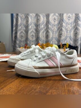 Hey Girl Women’s size 8 White Sneakers with pink  Accent - Ribbon Lace